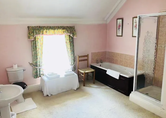 Newburgh House Nocleg ze śniadaniem 3*